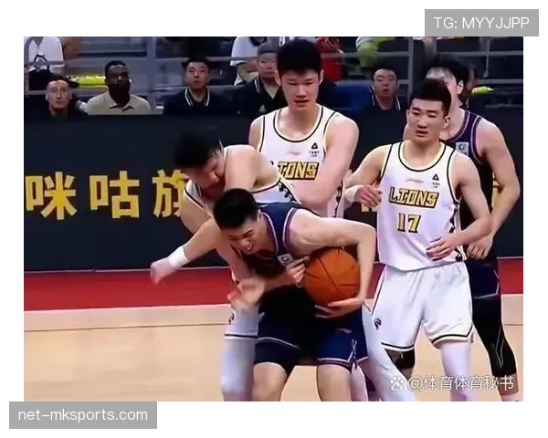 当裁判吹停比赛后，篮球比赛中断规则如何执行？